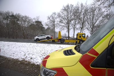 Bestuurder van busje raakt gewond bij aanrijding op N35 bij Haarle