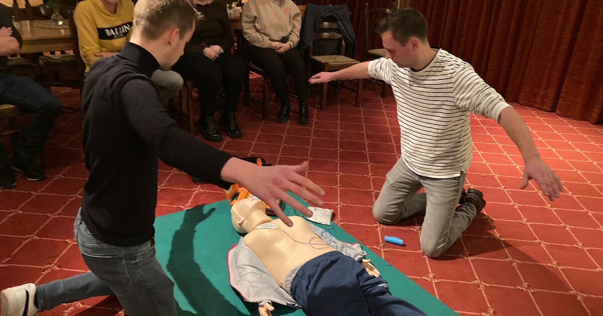 Jongeren in Vasse trainen met de AED: ‘Als iemand omvalt en je kunt niks doen, daar moet je toch nie