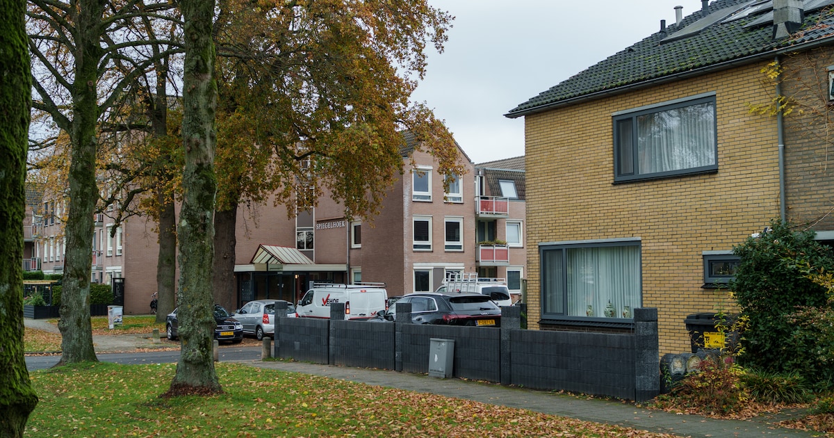Bewoners seniorencomplex in Hengelo ergeren zich aan ‘rommeltje’ bij overburen