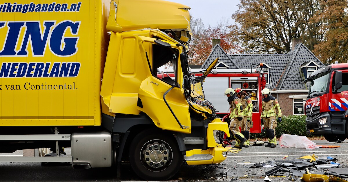 Twee gewonden bij ongeluk met twee vrachtwagens op N342 bij Denekamp, weg dicht