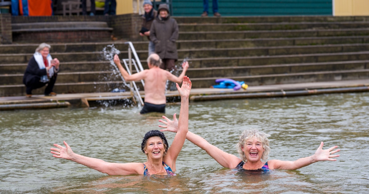 Bibberen bij drie graden, ijsschotsen op water. Deze helden nemen nieuwjaarsduik in Hengelo