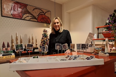 Gespot: Melinda verkoopt in haar woonwinkel minifoto's van Almelo