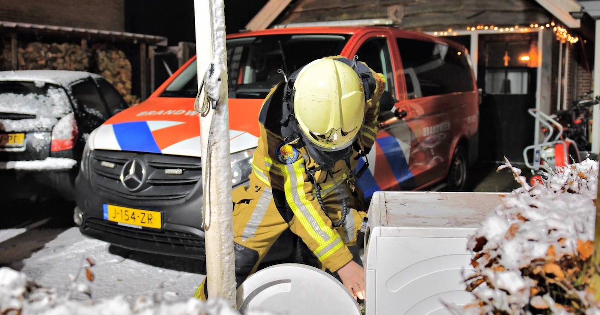 Wasdroger vat vlam in Den Ham, bewoner is zelf brandweerman en begint met blussen