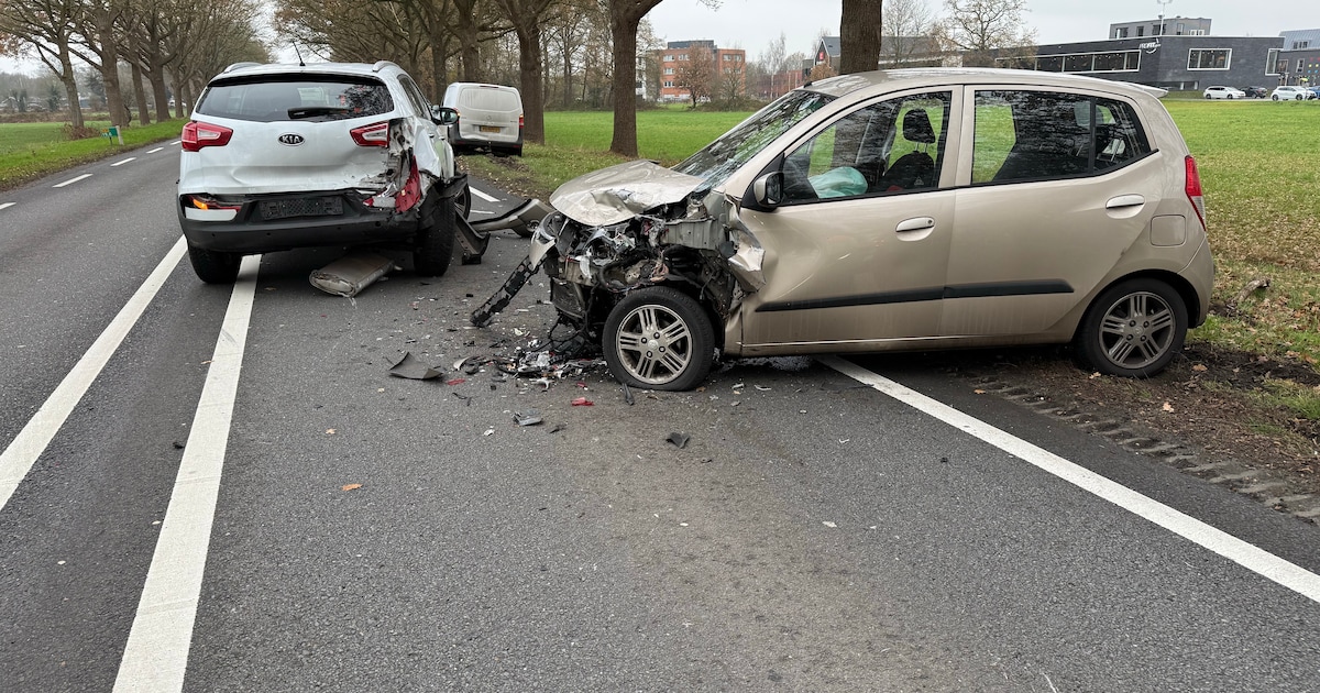 Meerdere personen nagekeken na botsing op de Heinoseweg in Raalte, derde ongeval in korte tijd