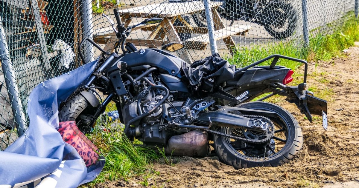 Motorrijles met dramatische afloop: bestuurder raakt gewond nadat hij door hek rijdt en tegen schuur