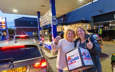 Honderden mensen naar Goor voor een goedkope (of gratis) tankbeurt: ‘Je moet wat’
