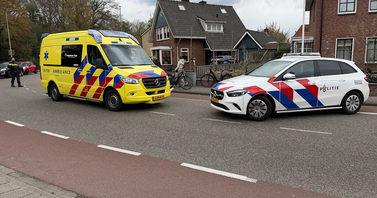 Fietser schrikt van passerende auto en raakt gewond in Rijssen