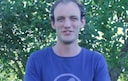 Floris Simons overlijdt in 2016 op 26-jarige leeftijd na een motorongeluk in Saka op Madagaskar.