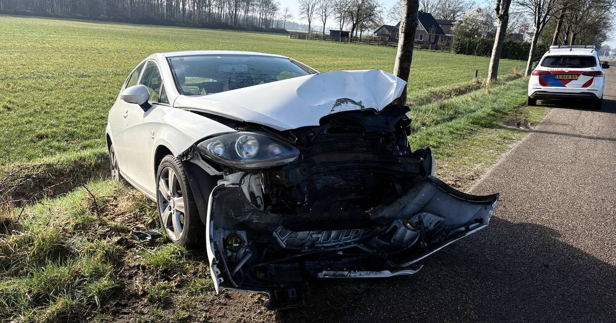 Auto botst tegen twee bomen op de Dwarsweg bij Bruchterveld