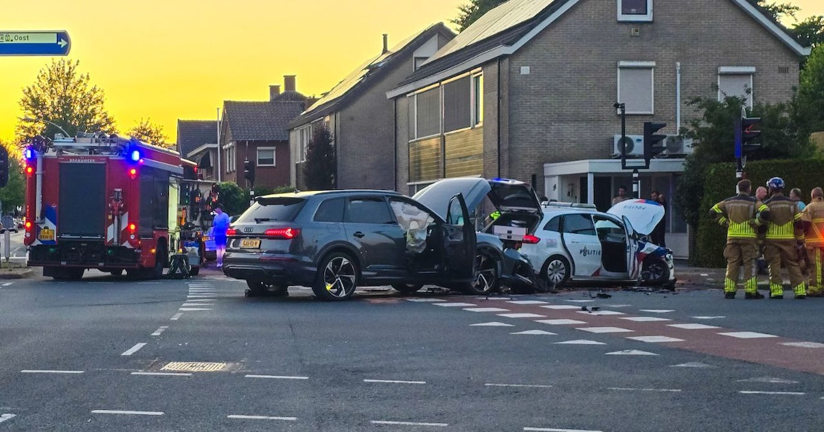 Zware aanrijding in Hengelo: personenauto en politiewagen botsen hard tegen elkaar.