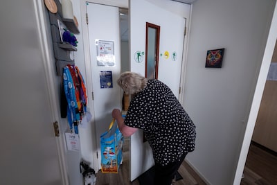 Nathalie (60) staat klaar met tas vol spullen als de nepagent aanbelt: in de badkamer wacht de echte politie