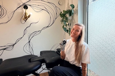 Anniko (31) heeft een tattoostudio aan huis in Hengelo: ‘Mijn hele linkerarm heb ik zelf gedaan’