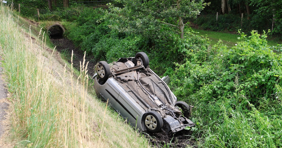 Auto belandt op de kop in de sloot na eenzijdig ongeval in Nijverdal