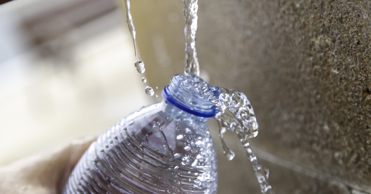 Leerlingen De Leemstee openen drinkwatertappunt in Oldenzaal