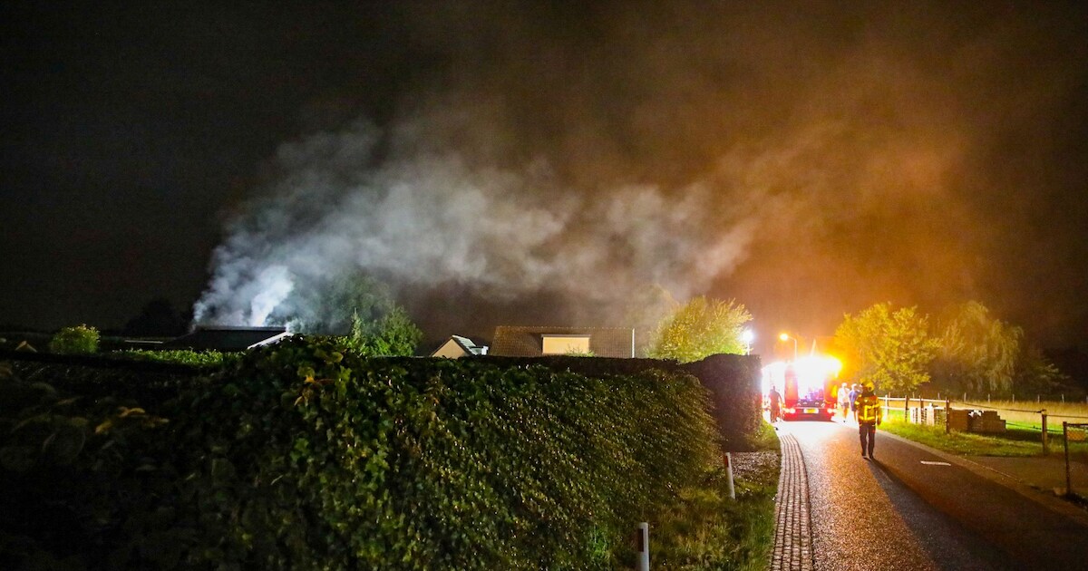 Brandweer denkt dat vuur uit is, maar plots staat een schuur in Heerde in lichterlaaie
