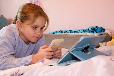 Overheid lanceert afsprakenkaart voor smartphonegebruik thuis: wat mag je kind wel online en wat niet?