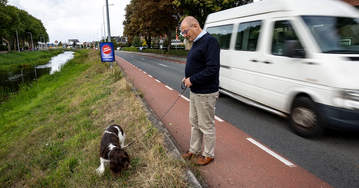 Gevaar loert aan twee kanten bij uitlaatplek voor honden in Almelo: ‘Je kukelt zo het kanaal in, of je wordt aangereden’.