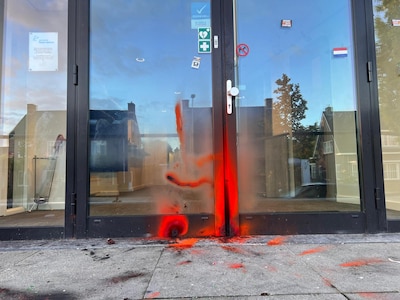 Veertien arrestaties, onder wie enkele tieners, na grimmig azc-protest in Opheusden