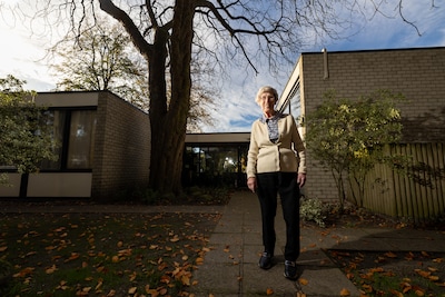 Hier staat een huis om een kastanjeboom: op bezoek bij Tineke Bakker