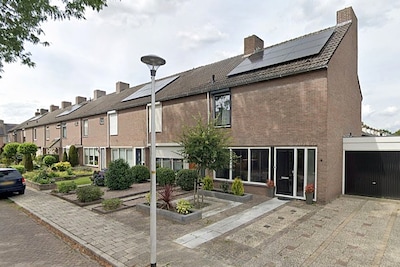 Bij dit huis in Almelo heb je in de tuin een tweede woonkamer