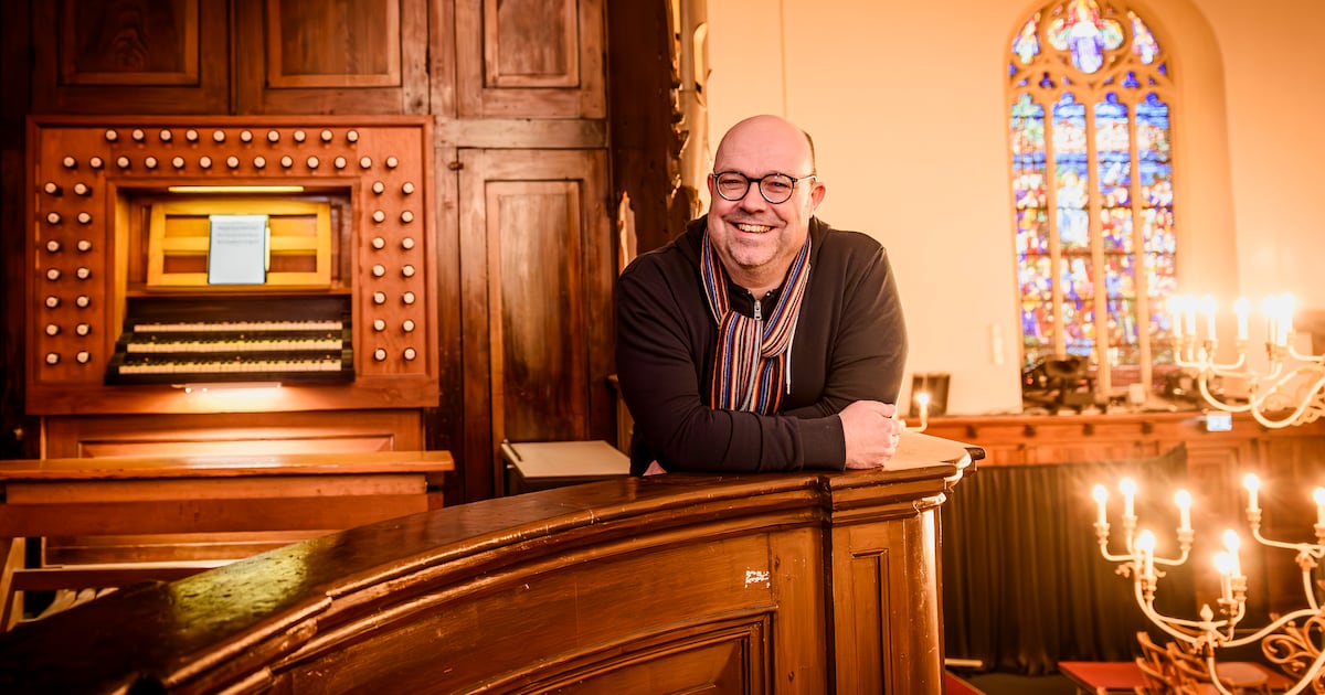 Met Dennis op het orgel verandert Grote Kerk in zingende massa: ‘Op zoek naar het echte kerstgevoel’