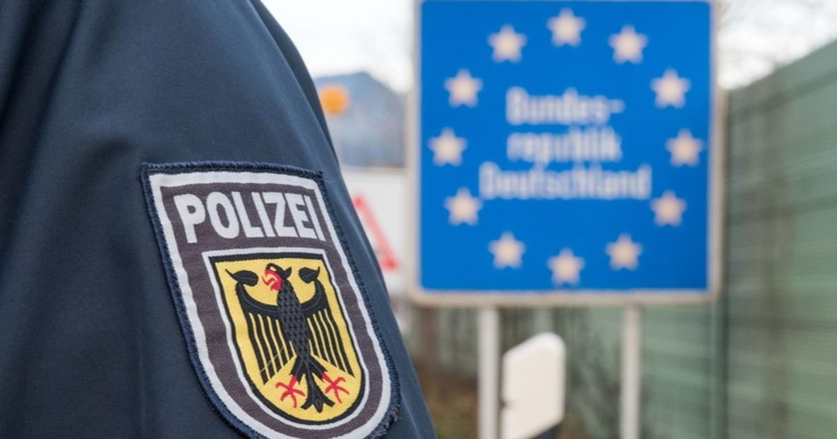 Grenscontrole levert bijzondere vangst op: twee arrestatiebevelen in één auto
