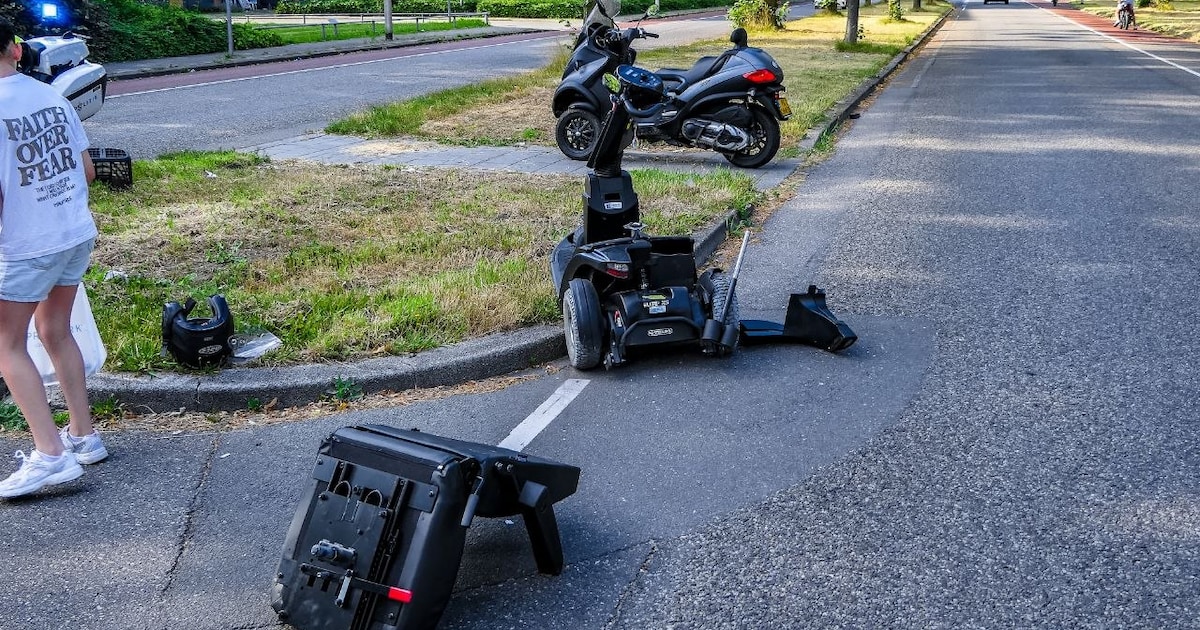 Scootmobiel total loss na botsing in Enschede, bestuurder naar ziekenhuis gebracht