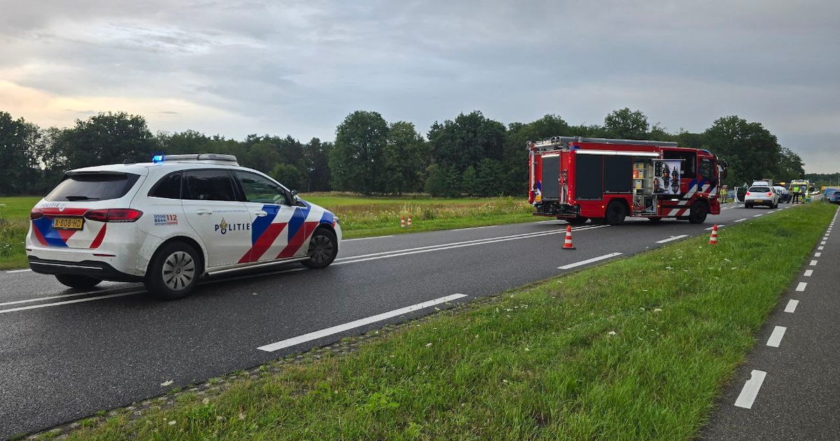 Zware aanrijding met drie auto’s op de Weerseloseweg in Enschede.