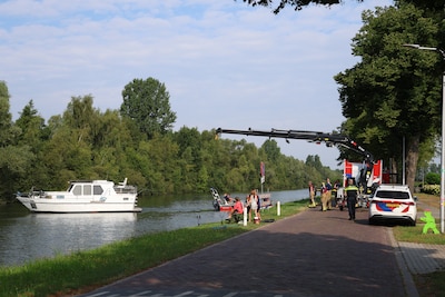 Plezierboot raakt los van de kade en drijft honderden meters af