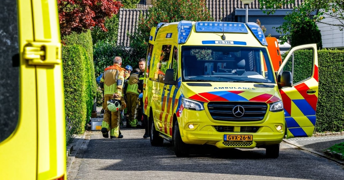 Man komt onder auto in Losser, omstanders proberen voertuig op te ...