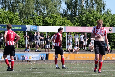 Uitslagen, doelpuntenmakers én wedstrijdverslagen amateurvoetbal (maandag)
