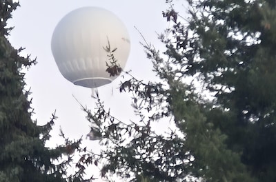 Een bijzondere ballon boven Hengelo, worden we bespioneerd?