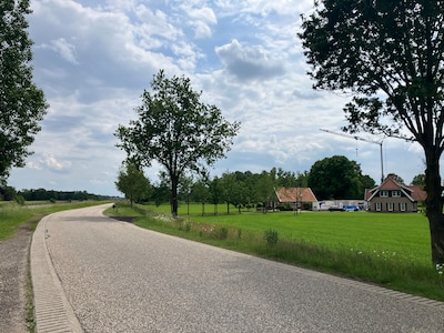 Bij Bornerbroek ligt ‘racebaan’ waar al eens een dode viel, maar bewoner wil er geen drempel voor zi