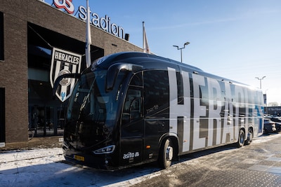 Dit is de nieuwe (zeer luxe) spelersbus van Heracles: ‘Zelfde als Real en Barcelona’