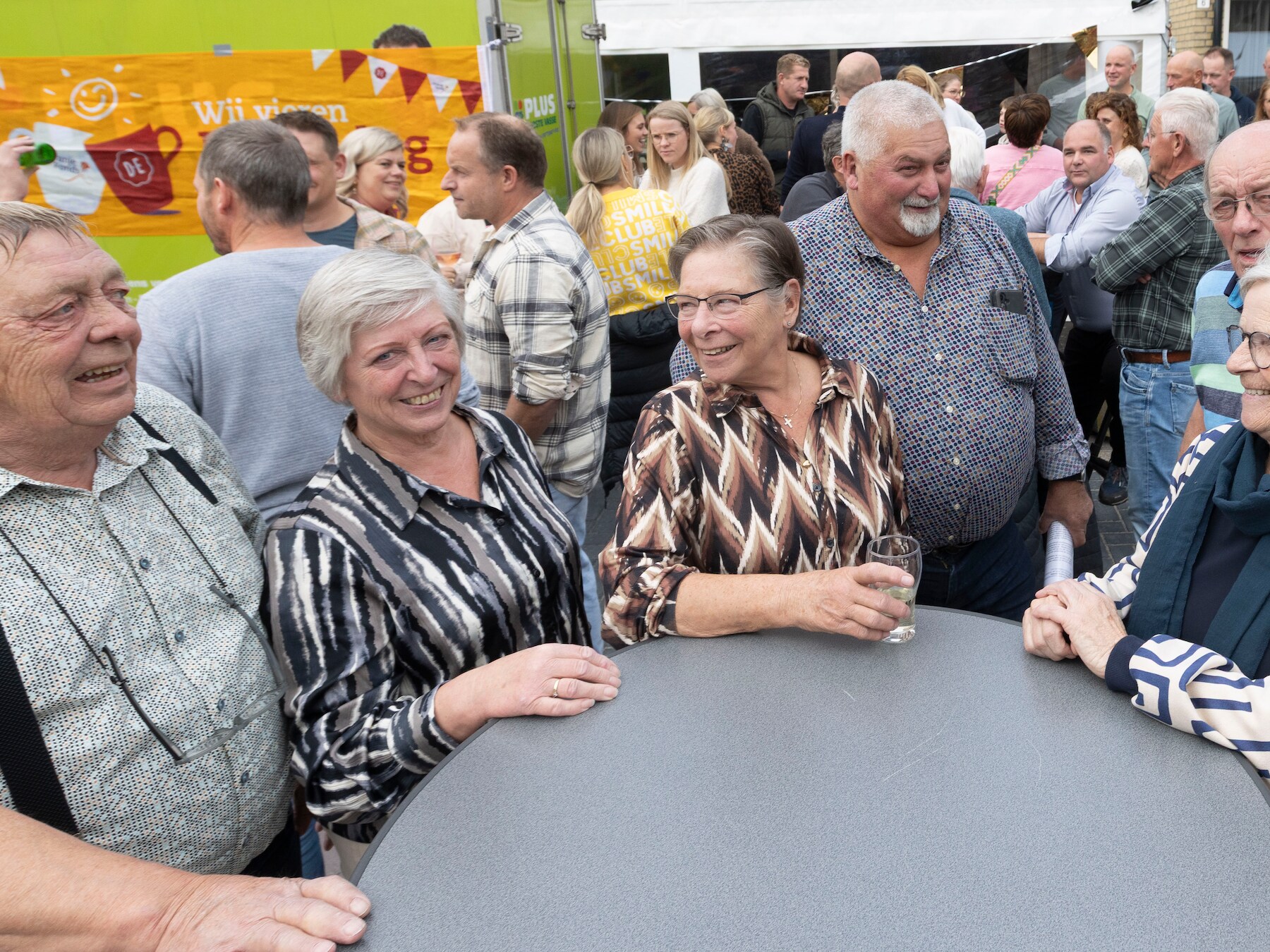 Jarige Rossumse straat viert een wel heel bijzondere burendag: ‘Waar zie je dat nou?’