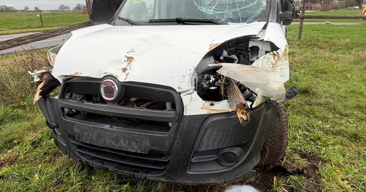 Auto raakt van de weg in Markelo en wordt gespiesd door houtwerk van paardrijbak