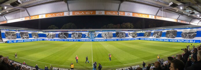 Het immense spandoek op De Vijverberg.