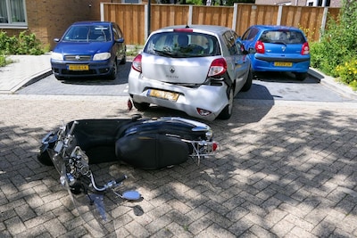 Scooterrijder gewond bij aanrijding met achteruitrijdende au