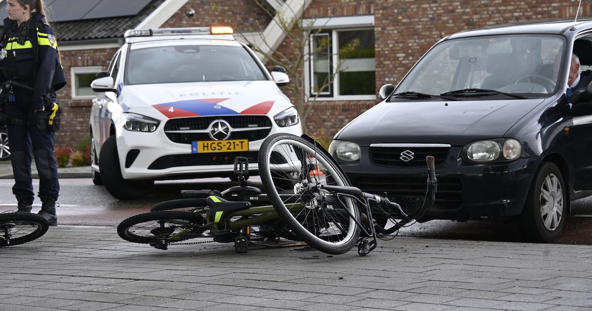 Aanrijding tussen fietsers en auto in Wierden: ouder en kind komen met schrik vrij