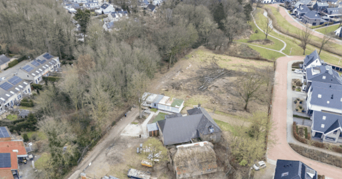 Eindelijk actie bij vervallen boerderij in Wijhe: negen woningen op vroeger kampeerterrein