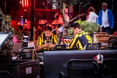 Vitesse-icoon Theo Janssen ziet ‘voor 18.000 mensen wereld instorten’, feest in Nijmegen