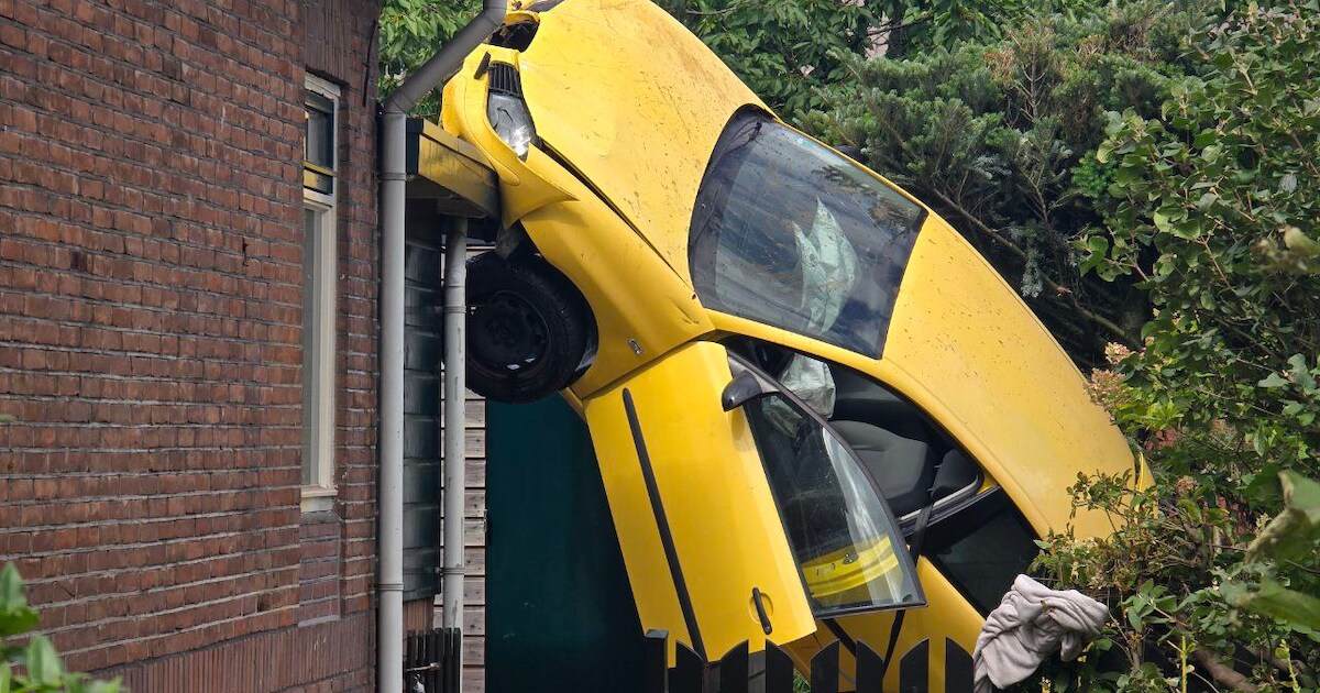 Kim rent op trillende benen naar auto-ongeluk in Hengelo: ‘Wie weet kan ik iets betekenen’.