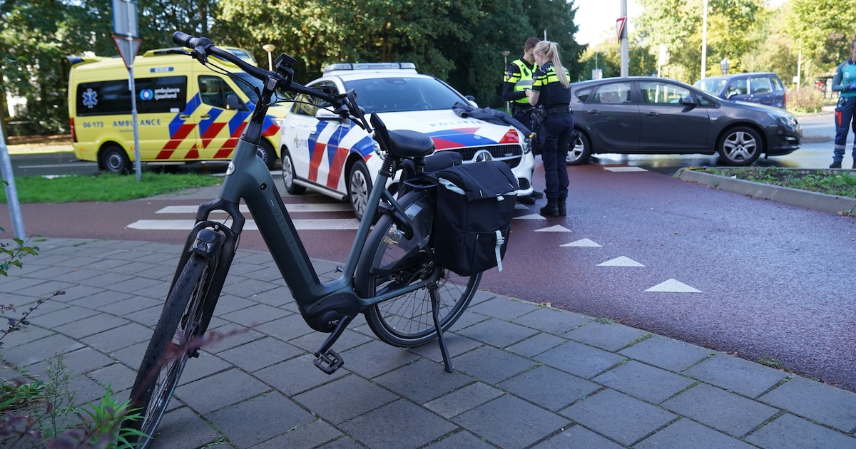 Fietser gewond bij botsing met auto op rotonde in Deventer