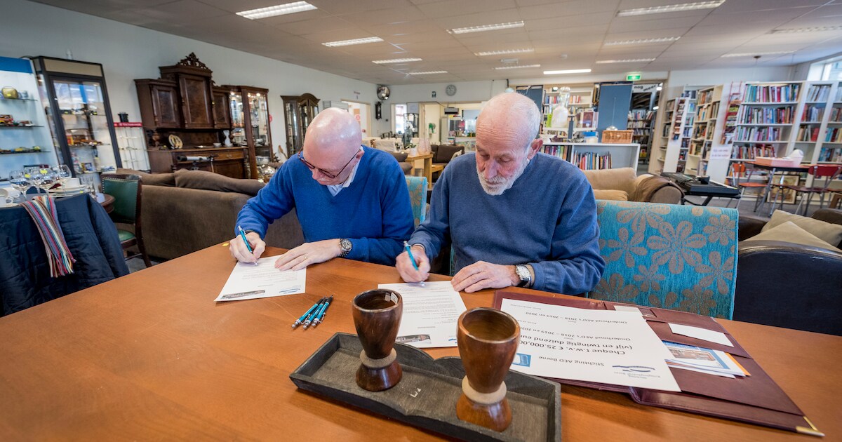 Kringloop Borne ondersteunt onderhoud AED’s | Regio | Tubantia.nl