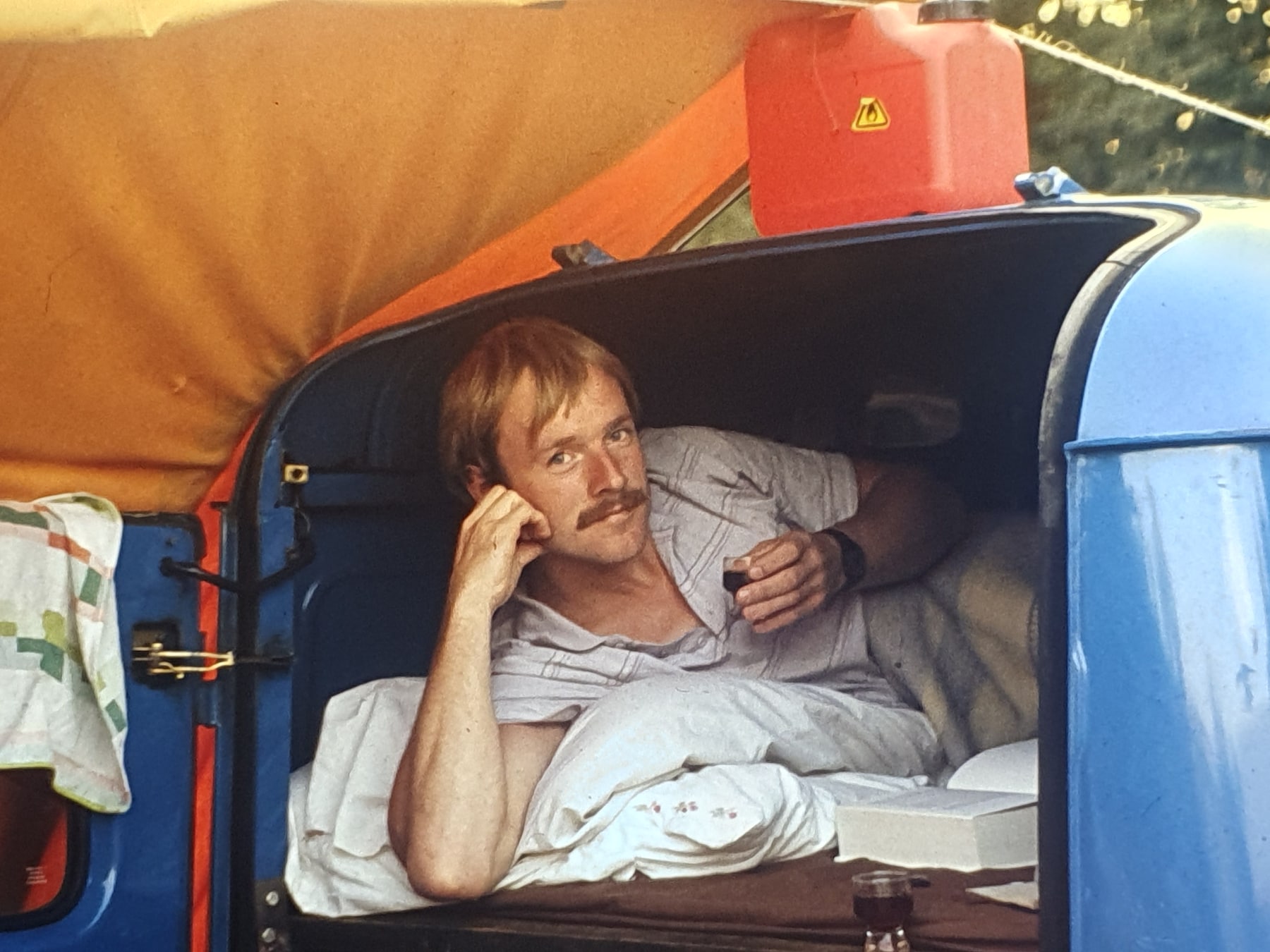 Van veilingkoopje tot camper: met wat kunst- en vliegwerk en een volle jerrycan was ie ruim genoeg