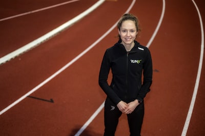 Oud-Enschedese Anne Ezendam (25) doet alles vol overgave: ‘Hardlopen geeft afleiding, maar werken oo