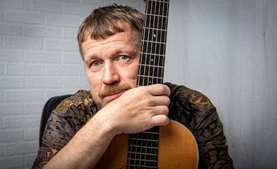 Sin­ger-songwriter Michiel Flamman (54) is ongenees­lijk ziek: ‘Ik voel dat de kanker aan me knabbelt’