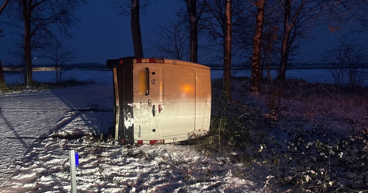 Busje eindigt op z’n kant in de sneeuw, bestuurder komt met de schrik vrij