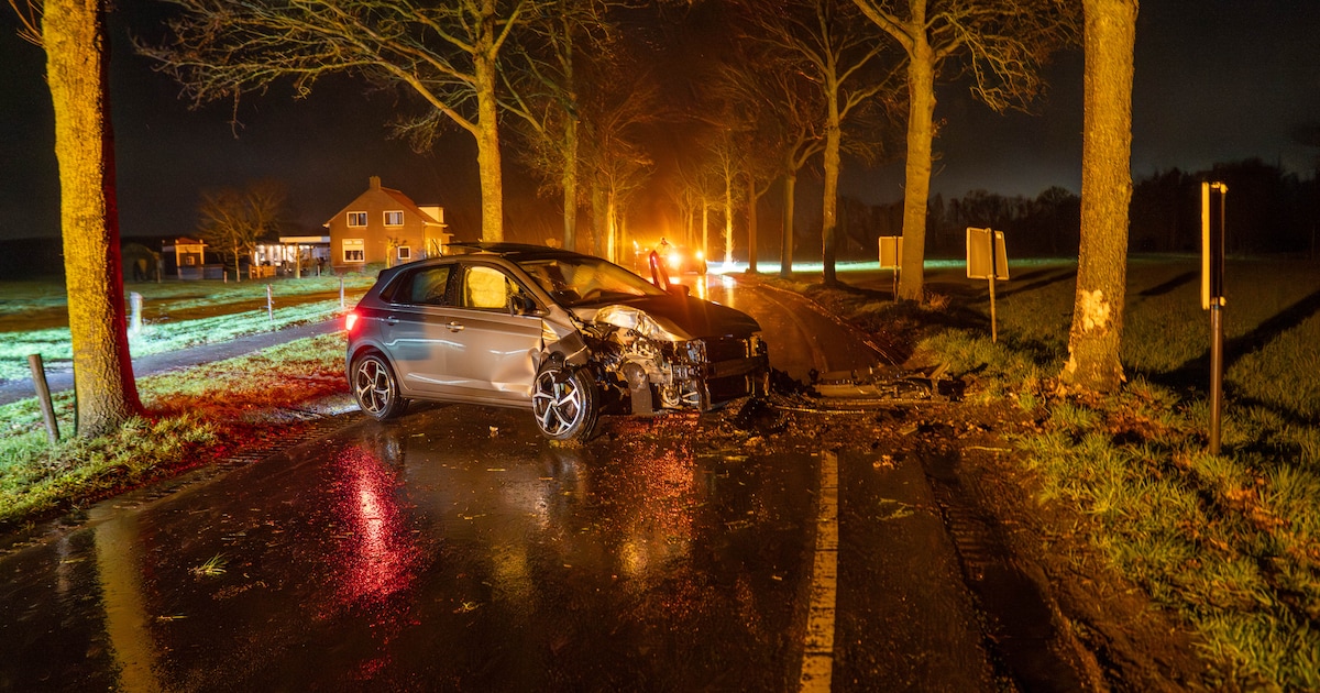 Auto crasht tegen boom in Lettele
