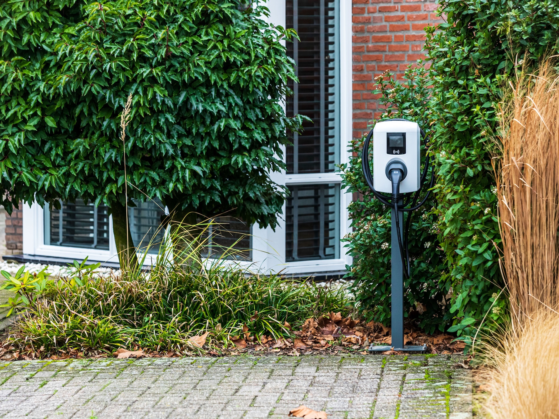 Een laadpaal aan huis is voordeliger, maar trap niet in deze valkuilen